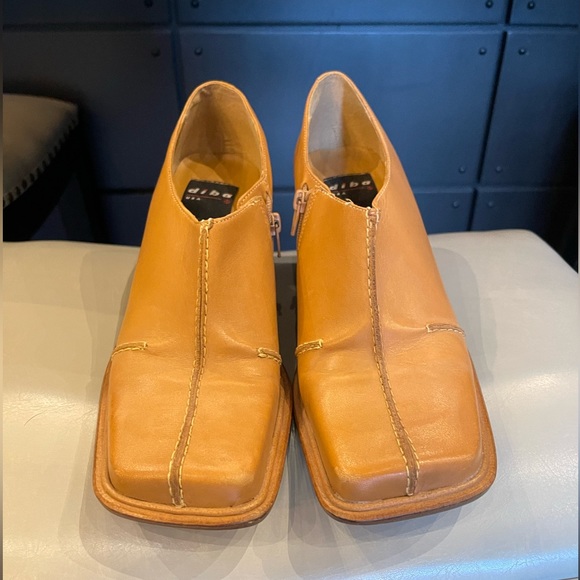 Womens size 8 tan leather booties- - Picture 2 of 3